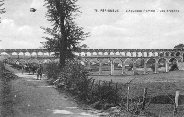 Fichier:Photo 3 Aqueduc Pgx - Les Arcades-1.jpg